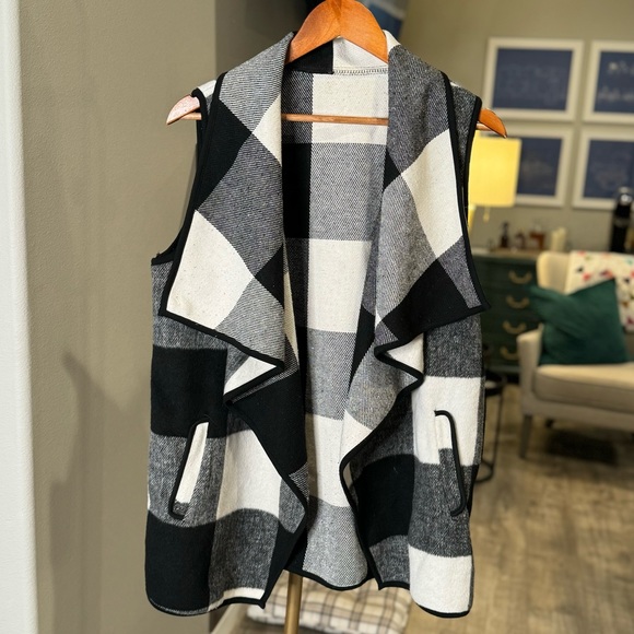 Jackets & Blazers - Black & White Buffalo Check Plaid Fleece Vest with Pockets - Size Large